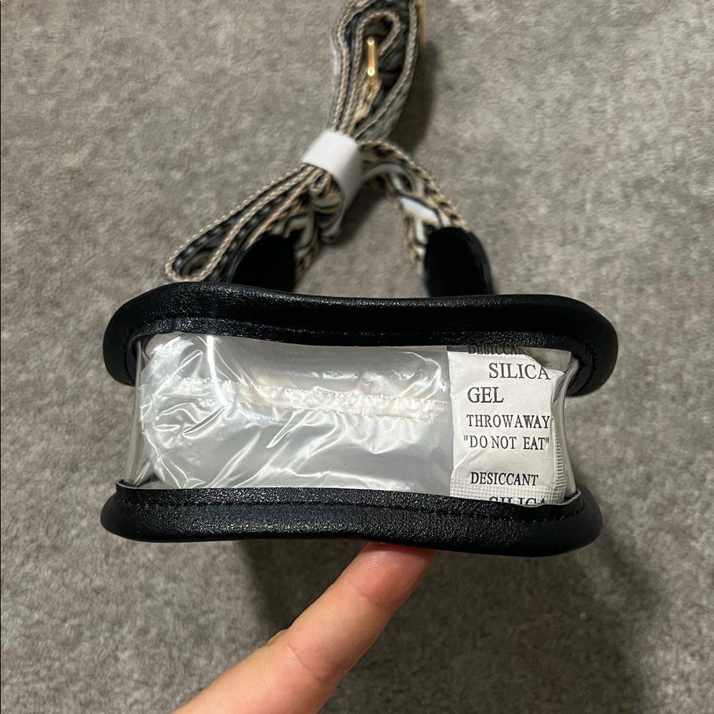 NWT Modern+Chic Logan Clear Crossbody Bag with Black Trim - Picture 5 of 5